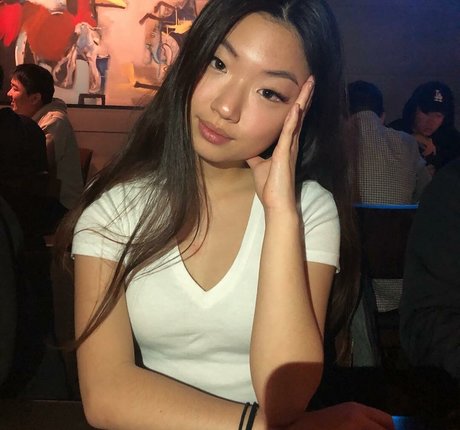 Maru Lee model nude picture