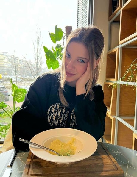 meelafree model adult pictures