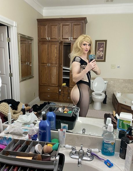 busty mom onlyfans beautiful naked pic