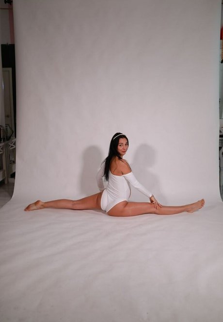 yladoyla naked model photos