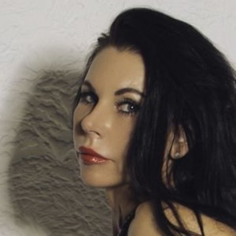 Piper Press hot actress pictures