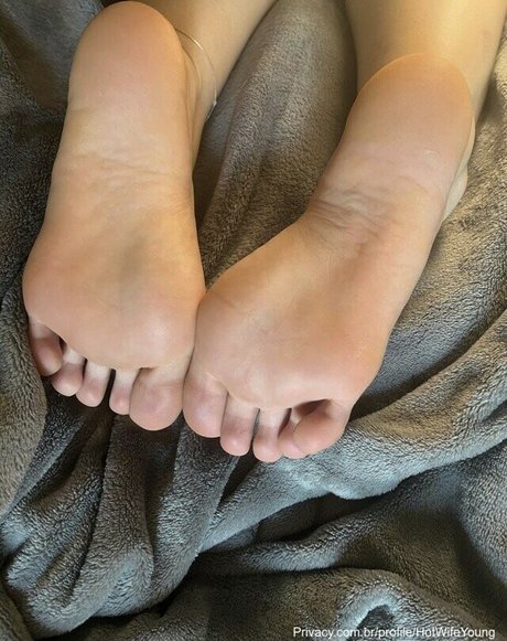 HotWifeYoung top model img