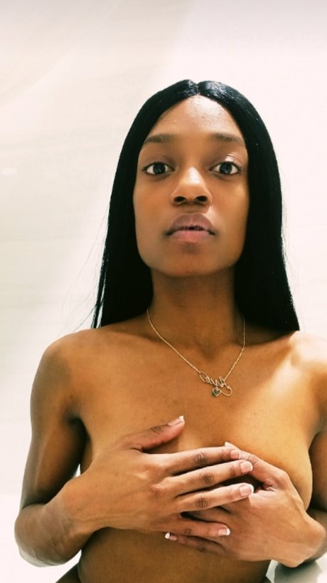 ADORN_ hd actress pic