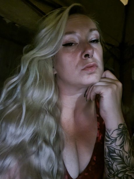 Moonbitxh nude model pictures