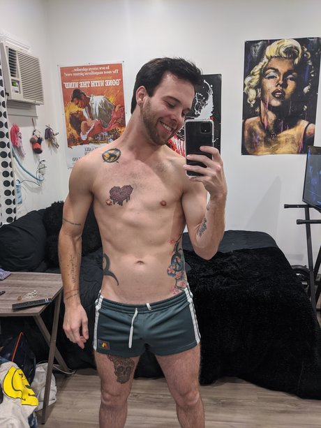 Pup Beaux naked model photo