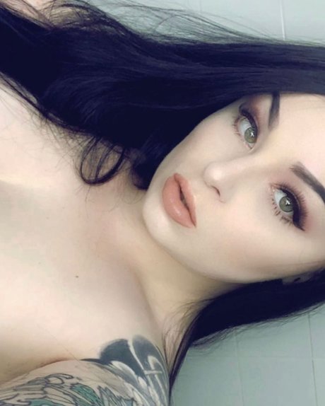 Champagne Mami pornstar nude pictures