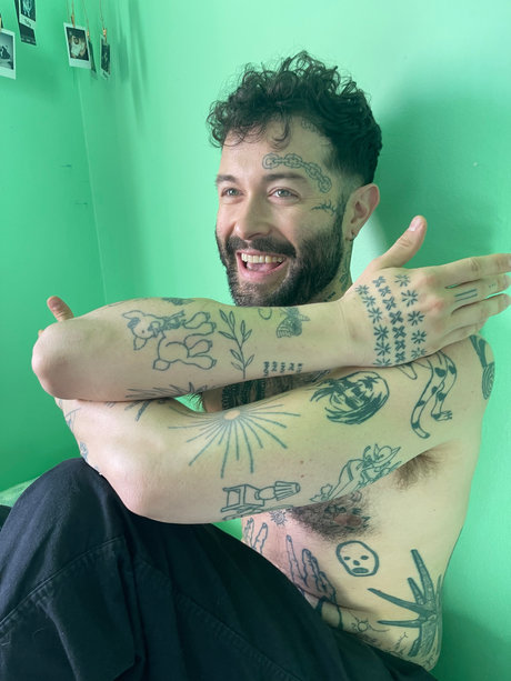 nowyoureshattered naked model image