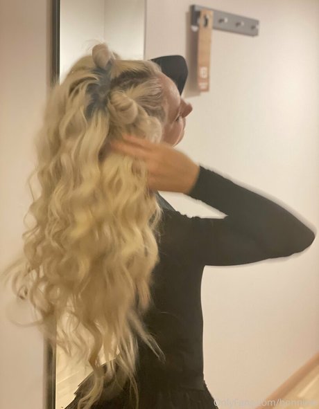 Bonniebi pornstar sexy pictures