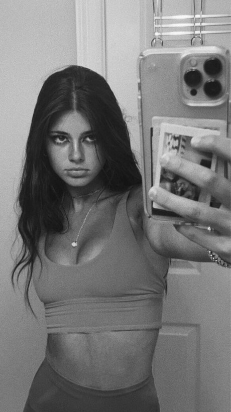 Kendeeznutz model erotic photos