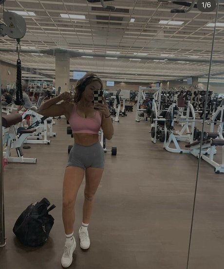 Emma Carlson model sexy pictures