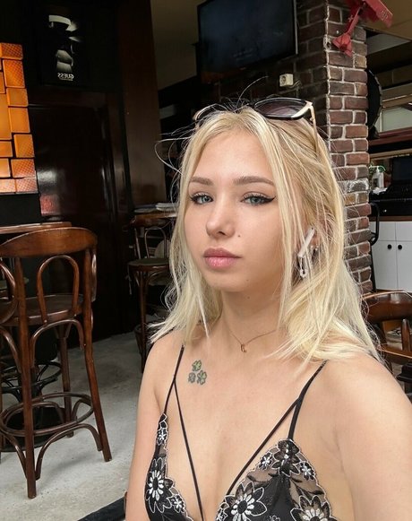 Linasuozgen model high quality images