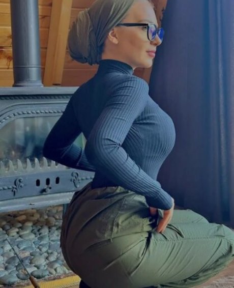 esrarabiaunal art actress pics