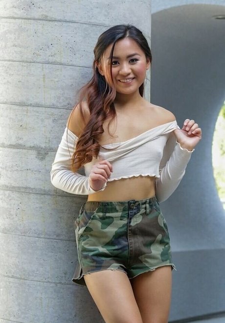 Elle Voneva model pretty archive