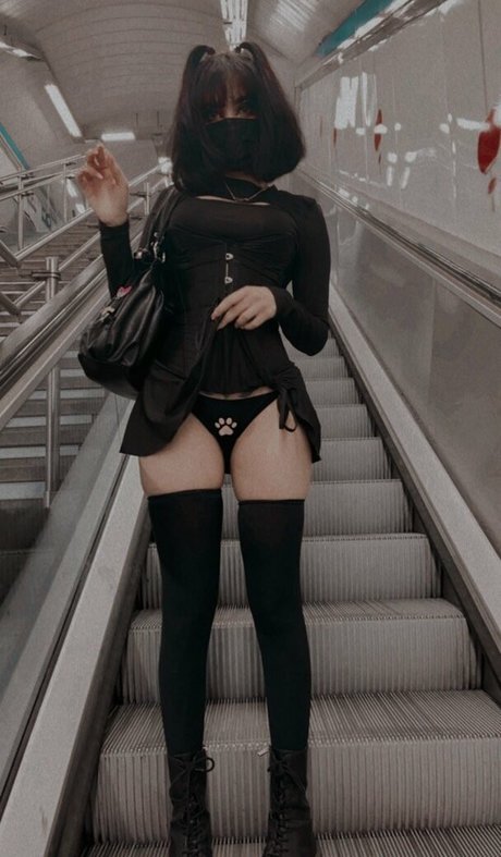 kiirmy model high quality images