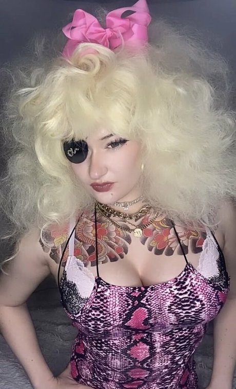 venom wifey naked model picture