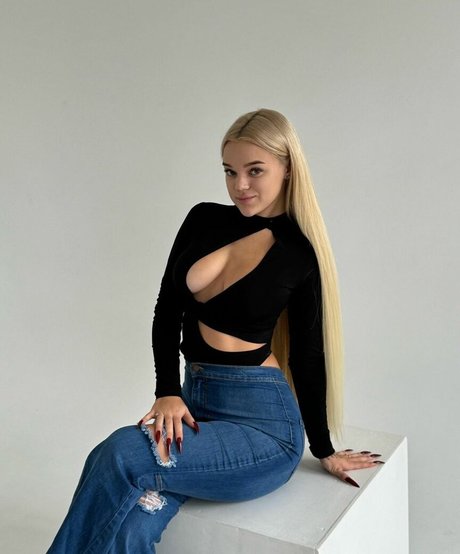 verbaaa verbaaa erotic model image