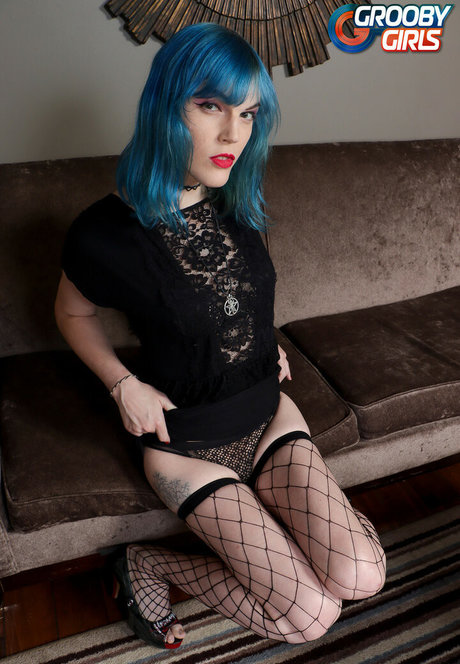 Daisy Chainsaw model pornographic images