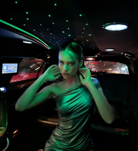 Olivia Neill exclusive model photo