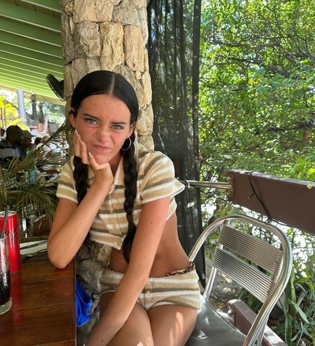 Olivia Neill model art galleries