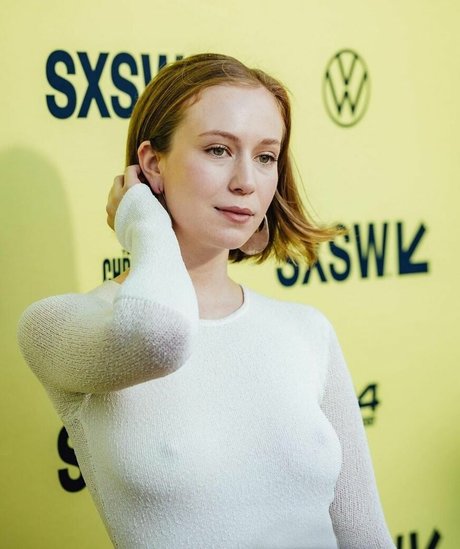 Hannah Einbinder nudes actress picture