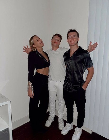 Caroline Kupka nudes model pics