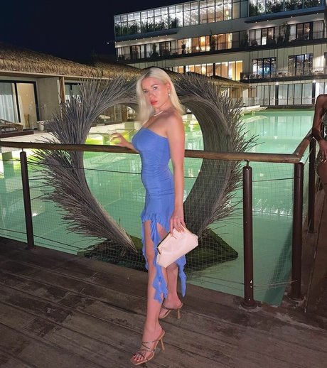 Shelly Cohen exclusive model photo