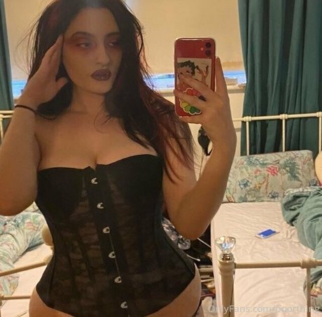 poorthing model nice photo