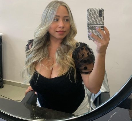 Akaren model top photos