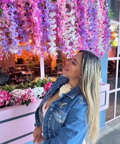 Akaren model hot photo