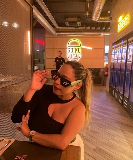 Akaren nudes model pic