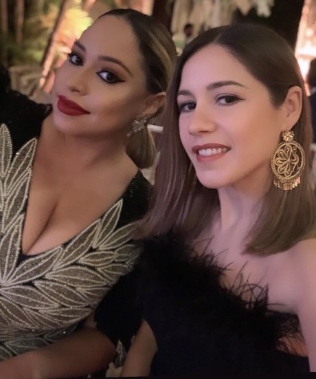 Akaren nudes model photos