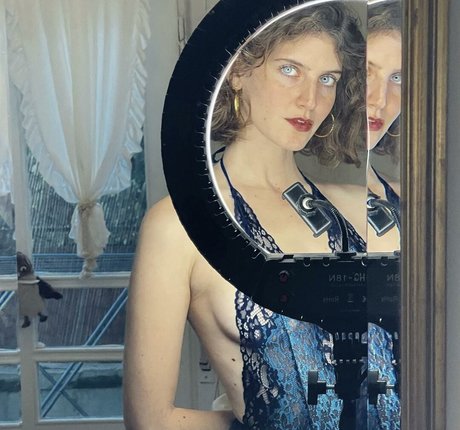 Moria Akons porn model images