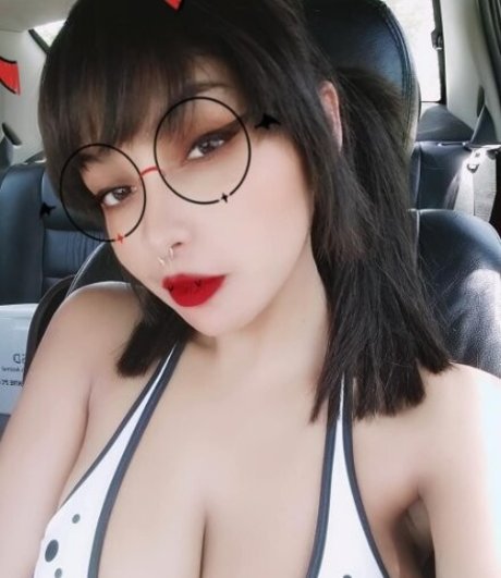 Akiramoon model hot image