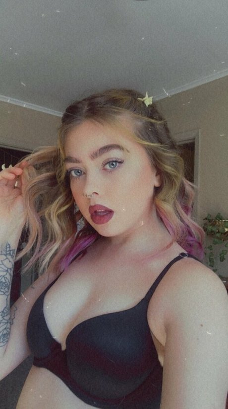 beetlebails naked actress pic