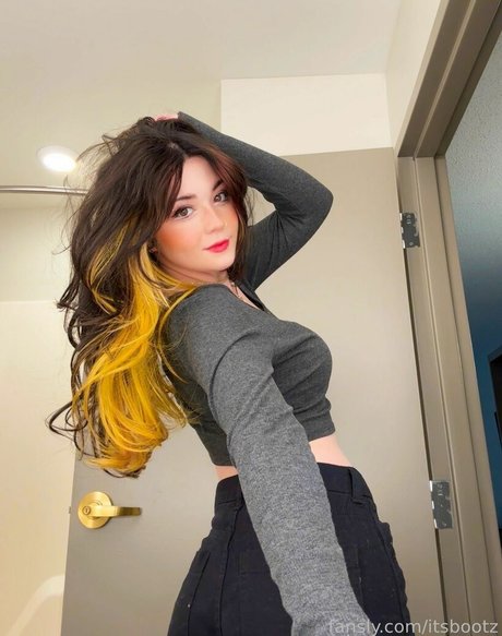 Itsbootz nude model img