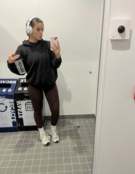 Hol Grace sexy actress pic