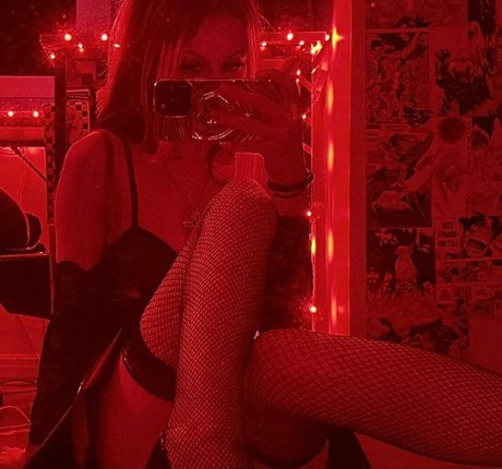 Delusionalsh0ne model adult pics