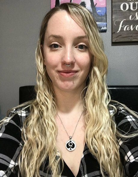 HotwifeAly free pornstar photos