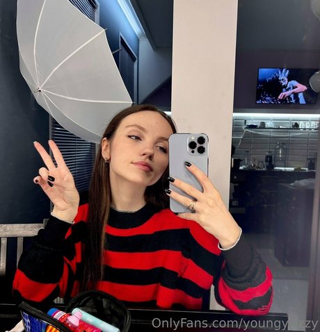 youngy lizzy exclusive model galleries