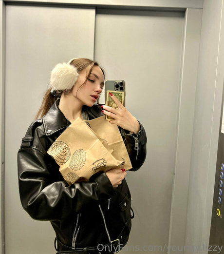 youngy lizzy pornstar naked images