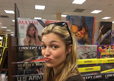 Lili Simmons star pornographic pics