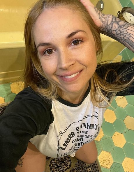 Sarahvandella model nice picture