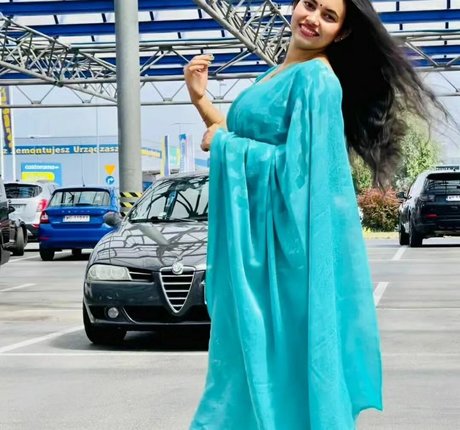 Arpa Roy model nude pic