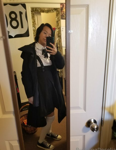 buddingroselia nude model img