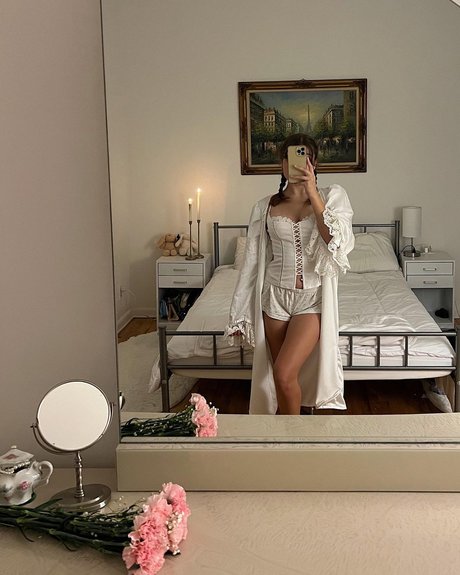 Ester Dobrik nude actress gallery