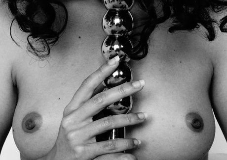 lovelyirene erotic model photo