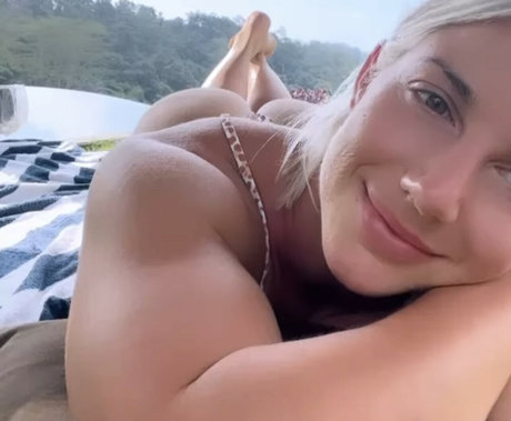 Asha Coulthard star erotic pic