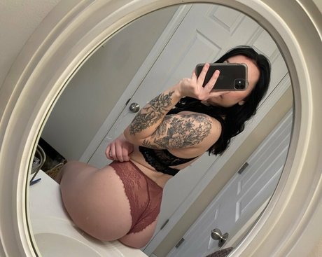 Glizzy McGuire erotic pornstar pictures