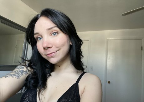 Glizzy McGuire model naked image