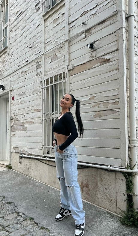 Hale Cabbar model sex pics